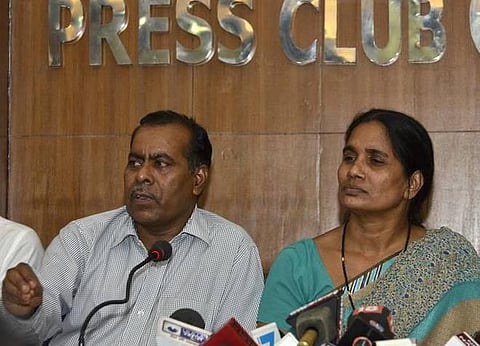 நம் வலி நம்மோடு, நம் போராட்டம் நம்மோடு... யாருக்கும் எங்கள் வாக்கு கிடையாது: விரக்தியிலும் வேதனையிலும் நிர்பயா பெற்றோர்