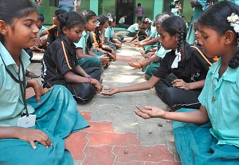 வெயிலோடு விளையாட வெயிலோடு உறவாட.. குழந்தைகளுக்குத் தேவை சம்மர் கேம்ப் அல்ல... பச்சக்குதிரையே