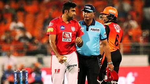 எதற்காகச் செய்தார் அஸ்வின்?- விர்திமான் சாஹாவை 2 முறை மன்கட்அவுட் செய்ய முயற்சியா, ஸ்விச் ஹிட்டை தடுக்கவா?: வறுத்தெடுக்கும் நெட்டிசன்கள்