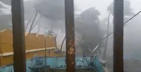 ஒடிசாவில் கரையை கடக்கும் ஃபானி புயல்: சூறைக்காற்று தாக்கும் வீடியோ