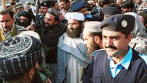 மசூத் அசாரின் சொத்துக்கள் முடக்கம், வெளிநாடு செல்ல தடை: பாகிஸ்தான் அரசு உத்தரவு