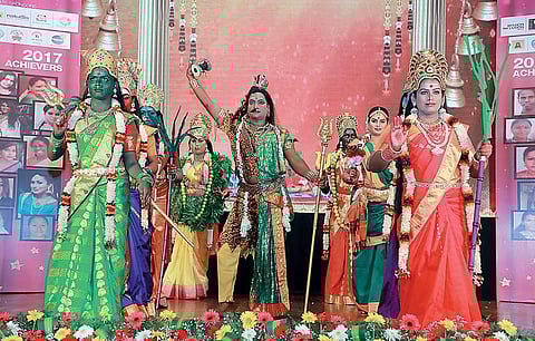 விருது விழா: வழிபாட்டுக்கும் உரியவர்கள்