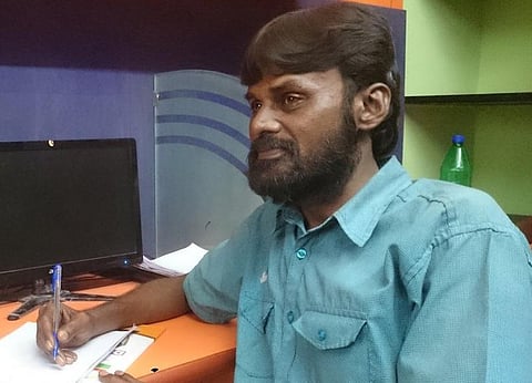 உயிருக்குப் போராடியவரைக் காக்க முதலுதவி செய்த எழுத்தாளரைக் கைது செய்த போலீஸார்: பிரேதப் பரிசோதனையில் உண்மை வெளியானதால் விடுவிப்பு