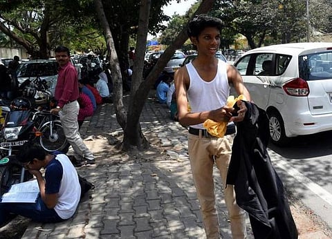 ரயில் 7 மணிநேரம் தாமதம்; நூற்றுக்கணக்கான மாணவர்கள் நீட் தேர்வு எழுத முடியாமல் தவிப்பு: ஒரு ஆண்டு வீணாகிவிட்டதாக கண்ணீர்