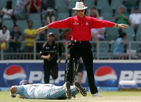 வெறுப்பு.... கோபாவேசம்: அறைக்கதவை உடைத்து சேதம் செய்த நடுவர் நீஜல் லாங்