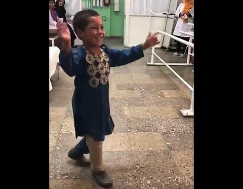 தலிபான்களின் தாக்குதலால் காலை இழந்த சிறுவன்; செயற்கை கால் பொருத்தப்பட்ட மகிழ்ச்சியில் நடனம்: வைரலாகும் வீடியோ