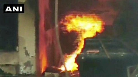 புனே குடோனில் தீ விபத்து: உள்ளே உறங்கிக் கொண்டிருந்த 5 ஊழியர்கள் பரிதாப பலி