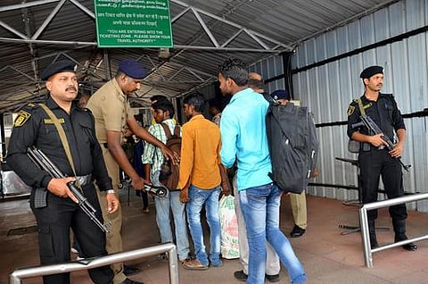 கலவரம் எதிரொலி: இலங்கையில் சமூக ஊடகங்கள் முடக்கம்