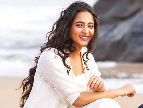 எடையைக் குறைத்த அனுபவத்தைப் புத்தகமாக எழுதிய அனுஷ்கா