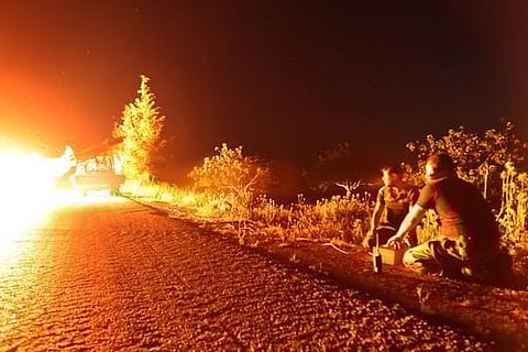 சிரிய வான்வழித் தாக்குதலில் குடும்பத்தினரை இழந்த சிறுமி