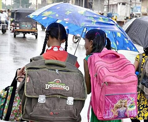 பள்ளி புத்தகப் பைகளின் சுமையைக் கட்டுப்படுத்த சென்னை உயர் நீதிமன்ற உத்தரவைப் பின்பற்றும் அசாம் அரசு