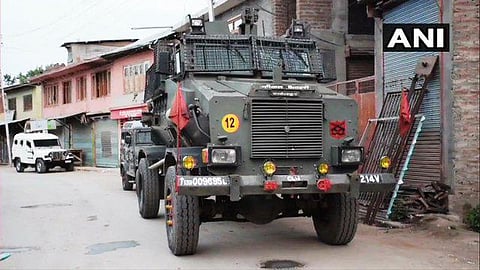 புல்வாமாவில் என்கவுன்ட்டரில் தீவிரவாதிகள் 3 பேர் சுட்டுக்கொலை: ராணுவ வீரர் மரணம்