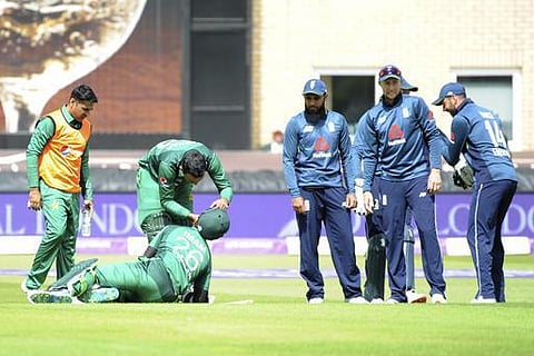 மார்க் உட் பந்தில் அடிவாங்கிய இமாம் உல் ஹக்; அலறித் துடித்து வெளியேறினார்: உ.கோப்பை வாய்ப்பு சிக்கலில்