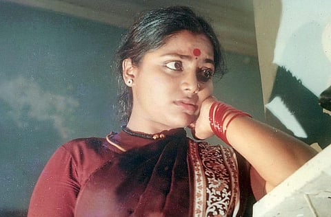 நட்சத்திர நிழல்கள் 06: தேன்மொழி ஒரு பொங்குமாங்கடல்