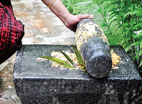 சிகிச்சை டைரி 05: ஊமத்தை இலையும் அத்தையும்