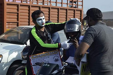 விபத்தில்லா தேசம்; சாலை விழிப்புணர்வுக்காக மாற்றுத்திறனாளியின் மாறுபட்ட பிரச்சாரம்