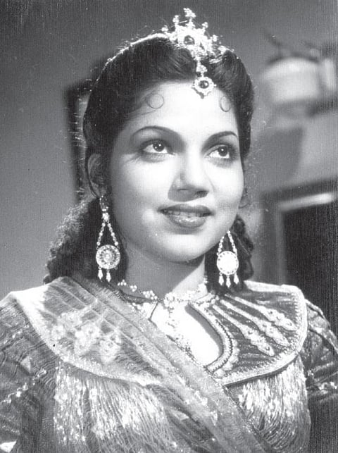 தரைக்கு வந்த தாரகை 14: அவரது அழகில் மயங்கிப் போனேன்!