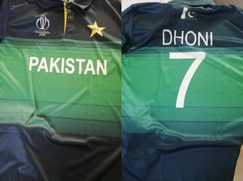 தோனி பெயரில் ஜெர்ஸி: அன்பைப் பகிர்ந்த பாக். ரசிகர்