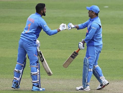 ராகுல், தோனி அதிரடி சதம்; தவண், ரோஹித் சொதப்பல்: இந்திய அணி 359 ரன்கள் குவிப்பு