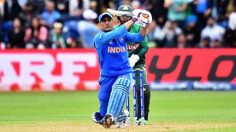 அதிரடி சதம் மூலம் உ.கோப்பை அணிகளுக்கு எச்சரிக்கை விடுத்த தோனி: ராகுலுக்கு 4-வது இடம்: இந்தியாவிடம் வீழ்ந்தது வங்கம்