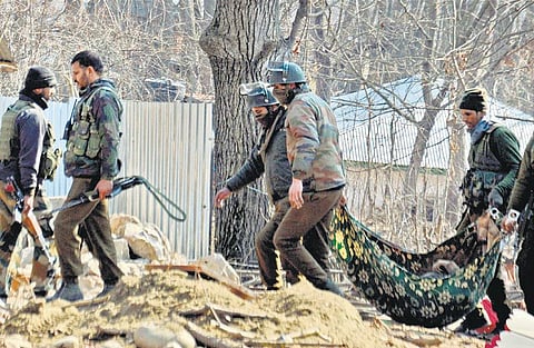 காஷ்மீர் குல்காம் பகுதியில் பொதுமக்களுக்கும் பாதுகாப்புப் படையினருக்கும் இடையே மோதல்: 50 பேர் காயம்; 3 தீவிரவாதிகள் தலைமறைவு