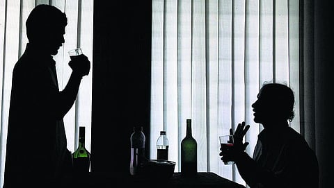 உத்தரப் பிரதேசத்தில் கள்ளச்சாராயம் குடித்து மூவர் பலி; 5 பேர் கவலைக்கிடம்