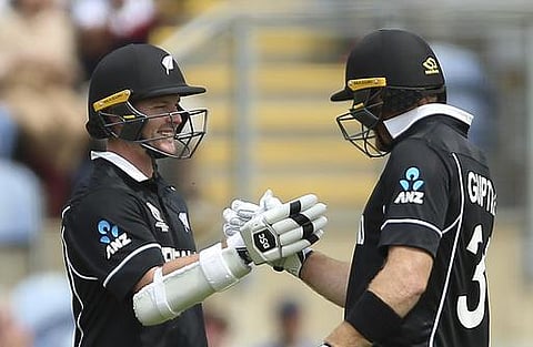 நேற்று பாகிஸ்தான் இன்று இலங்கை: மொத்தம் 45 ஒவர்களே நீடித்த போட்டியில் நியூஸிலாந்து அபார வெற்றி