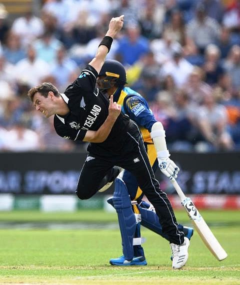 க்ரீன்டாப் பிட்சால் பேட்ஸ்மேன்கள் திணறல் : 6 விக்கெட்டுகளை இழந்து இலங்கை தடுமாற்றம்