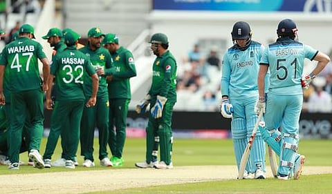 ரிவர்ஸ் ஸ்விங்குக்காக வேண்டுமென்றே தரையில் அடித்து த்ரோ: பாக், இங்கிலாந்து வீரர்களுக்கு நடுவர் எச்சரிக்கை