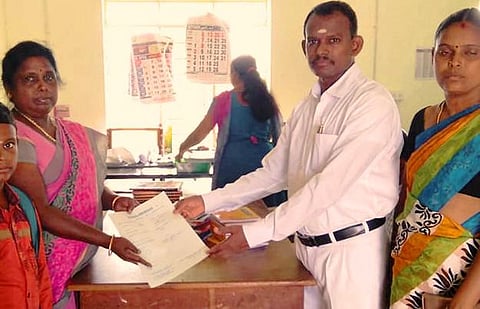 அரசுப் பள்ளியில் குழந்தைகளை சேர்த்த மாஜிஸ்திரேட்
