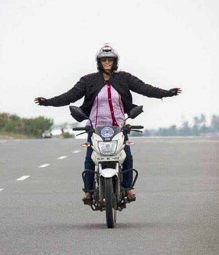 குறைந்தது 10 மரங்களாவது நட்டு வையுங்கள்: பைக் பயணம் மூலம் சுற்றுச்சூழல் விழிப்புணர்வு ஏற்படுத்தும் அனாமிகா சைபி வேண்டுகோள்