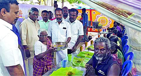 ஆதரவற்ற முதியவர்களுக்கு தினமும் இலவச உணவு: மதுரையில் அன்னபூரணி அமுதசுரபியகம் தொடக்கம்
