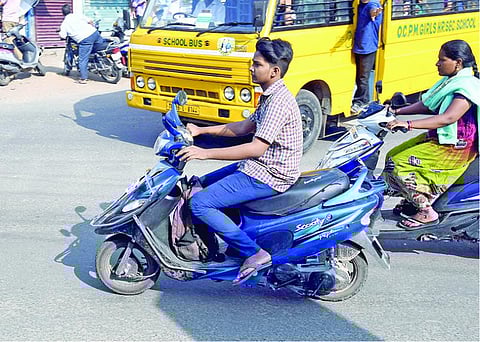 ஓட்டுநர் உரிமம் பெற தகுதி இல்லாத நிலையில் விதிகளை மீறி பள்ளிக்கு பைக்கில் வரும் மாணவர்கள்