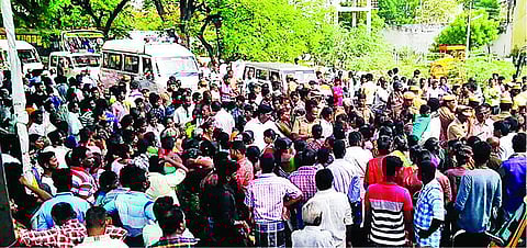 மது வாங்குவதில் ஏற்பட்ட தகராறில் இளைஞர் கொலை: சேலம் உடையாப்பட்டியில் பொதுமக்கள் சாலை மறியல்