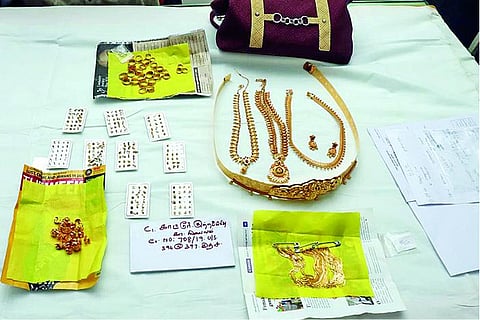 சாலை விபத்தை ஏற்படுத்தி திட்டமிட்டு ரூ.25 லட்சம் நகை கொள்ளையடிக்கப்பட்ட வழக்கில் பெண் உட்பட 4 பேர் கைது: மேலும் 2 பேரை பிடிக்க தேடும் பணி தீவிரம்