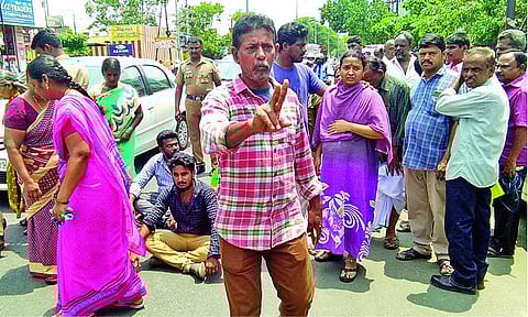 கோவையில் உள்ள தனியார் மருத்துவமனையில் முறையாக பிரவசம் பார்க்காததால் குழந்தையின் உடல்நிலை பாதிப்பு: வாட்ஸ் அப் மூலம் டாக்டர் பிரசவம் பார்த்ததாக உறவினர்கள் குற்றச்சாட்டு