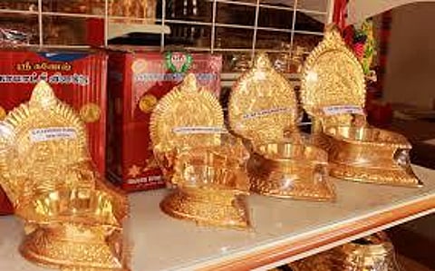 மகாலக்ஷ்மி அருள் தரும் வெள்ளி விளக்கு!