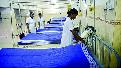 அரசு மருத்துவமனைகளில் ‘நிபா வைரஸ்’ தீவிர சிகிச்சைப் பிரிவு தொடக்கம்: கேரளாவில் இருந்து 8 மாவட்டங்களுக்கு வருபவர்களை கண்காணிக்க உத்தரவு