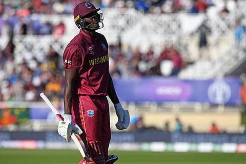 மே.இ.தீவுகளைக் காலி செய்த அராஜகமான நடுவர் தீர்ப்புகள்: உ.கோப்பையா என்ன இது? மே.இ.தீவு வீரர்கள் ஆவேசம்