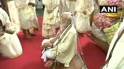 குருவாயூர் கிருஷ்ணன் கோயிலில் பிரதமர் மோடி: எடைக்கு எடை தாமரை மலர்கள் தந்து வழிபாடு