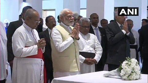 இலங்கையில் ஈஸ்டர் தினத்தில் குண்டுவெடிப்பில் பலியானவர்களுக்கு தேவாலாயத்தில் பிரதமர் மோடி அஞ்சலி