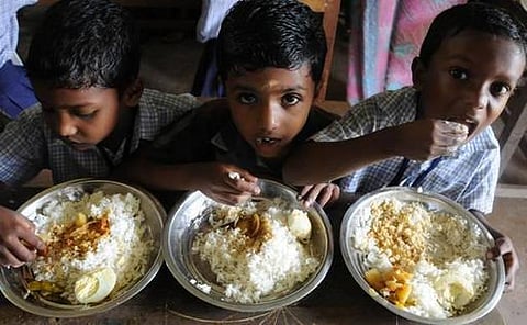 அடுத்த ஆண்டு முதல் நாடு முழுவதும் 9 மற்றும் 10-ம் வகுப்பு மாணவருக்கும் மதிய உணவு: மத்திய அரசு முடிவு