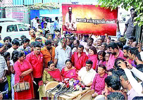 களைகட்டுகிறது நடிகர் சங்கத் தேர்தல்: நாசரின் பாண்டவர் அணிக்கு எதிராக பாக்யராஜ் தலைமையிலான புதிய அணி வேட்புமனு - ‘சுவாமி சங்கரதாஸ் அணி’ என்ற பெயருடன் களமிறங்கினர்