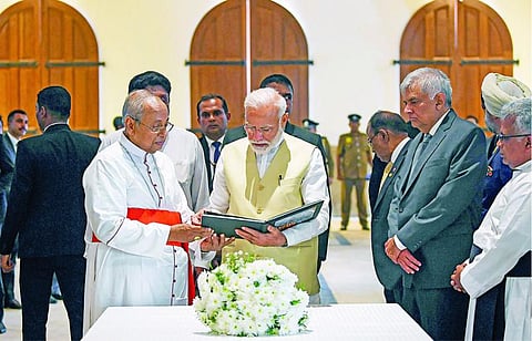 கொழும்பு கொச்சிக்கடை தேவாலயத்தில் அஞ்சலி: தீவிரவாதத்துக்கு எதிராக போரிட வேண்டும் - பிரதமர் நரேந்திர மோடி அழைப்பு