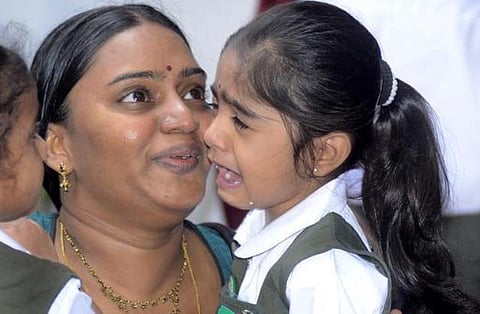 பள்ளி செல்ல மறுக்கும் குழந்தைகள்; செபரேஷன் ஆங்சைட்டி டிஸ்ஆர்டராக இருக்கலாம்: கவனமாக இருங்கள்