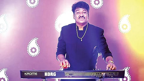 கிரிக்கெட் பாலும் கீபோர்டும்!