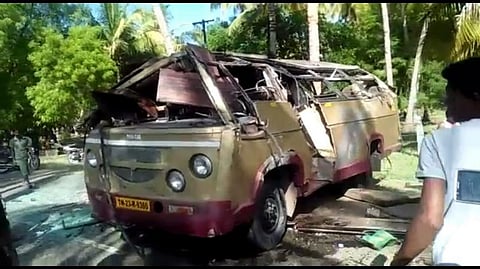 ஆம்பூர் அருகே விபத்தில் சிக்கிய வேன்: 2 பெண் தொழிலாளர்கள் உயிரிழப்பு