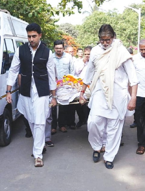 மும்பை கேட்: உதவியாளரின் உடலைச் சுமந்த சூப்பர் ஸ்டார்!