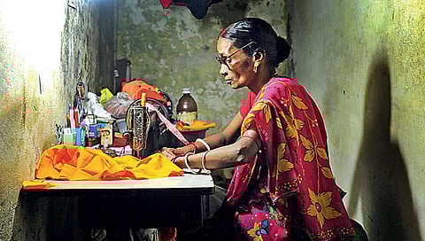 வாழ்ந்து காட்டுவோம் 09: தையல் தெரிந்தால் வருமானம்