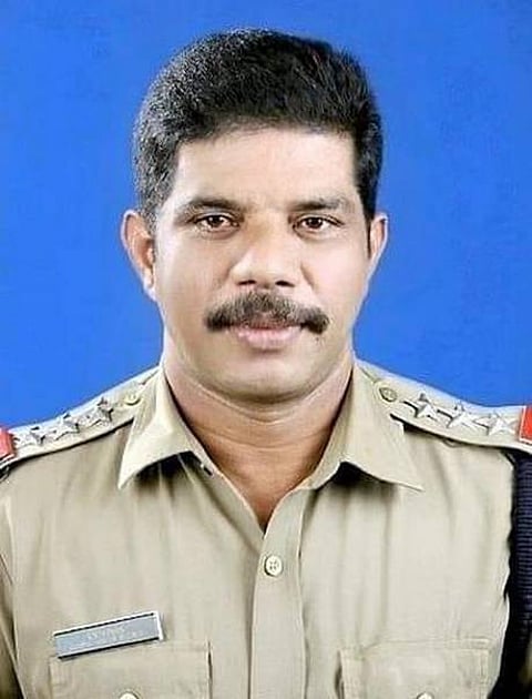 கேரளாவில் காணாமல் போன போலீஸ் இன்ஸ்பெக்டர் கரூரில் கண்டுபிடிப்பு: உயரதிகாரிகள் துன்புறுத்தல் என புகார்